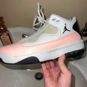 Nike Jordan Max Aura 2’s pink and white Sz 7y